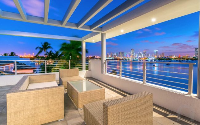 Ultra-Modern luxury waterfront vacation rental home with pool and boat dock in Miami - Villa Manuela - Nomade Villa Collection