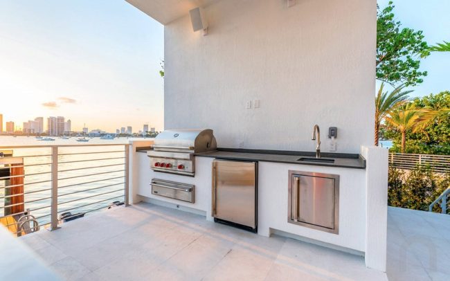 Ultra-Modern luxury waterfront vacation rental home with pool and boat dock in Miami - Villa Manuela - Nomade Villa Collection