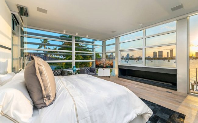 Ultra-Modern luxury waterfront vacation rental home with pool and boat dock in Miami - Villa Manuela - Nomade Villa Collection