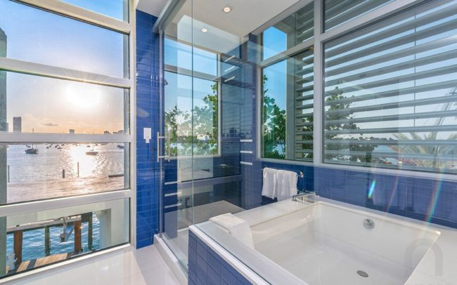 Ultra-Modern luxury waterfront vacation rental home with pool and boat dock in Miami - Villa Manuela - Nomade Villa Collection