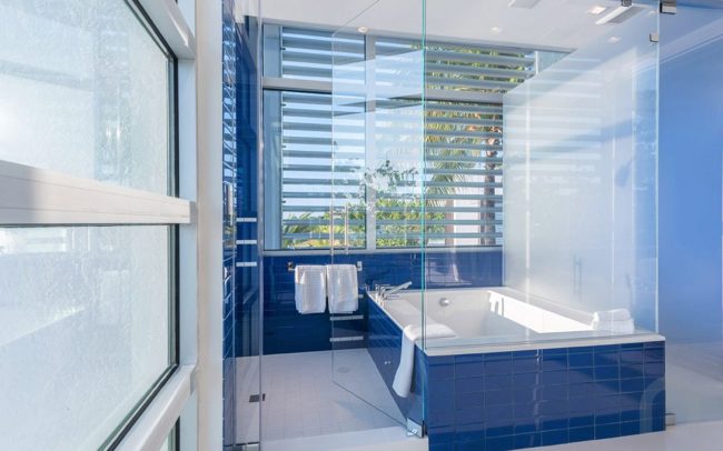 Ultra-Modern luxury waterfront vacation rental home with pool and boat dock in Miami - Villa Manuela - Nomade Villa Collection