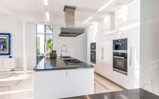 Ultra-Modern luxury waterfront vacation rental home with pool and boat dock in Miami - Villa Manuela - Nomade Villa Collection