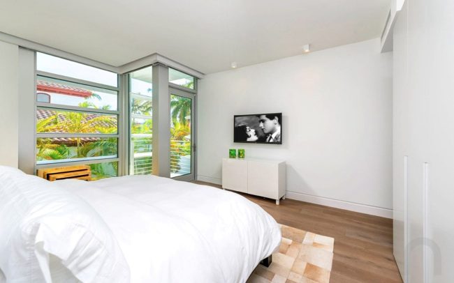 Ultra-Modern luxury waterfront vacation rental home with pool and boat dock in Miami - Villa Manuela - Nomade Villa Collection