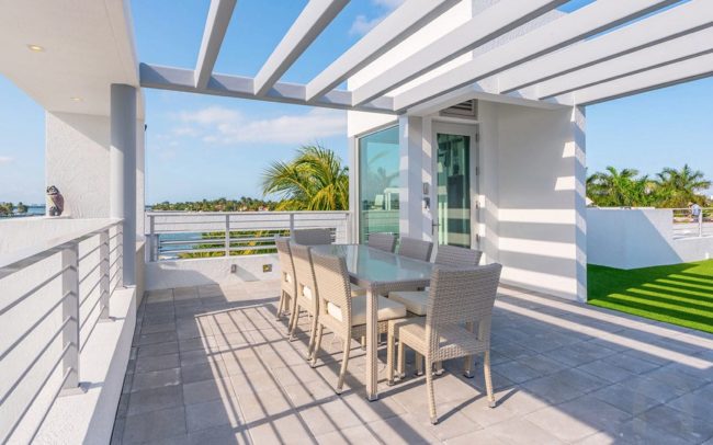 Ultra-Modern luxury waterfront vacation rental home with pool and boat dock in Miami - Villa Manuela - Nomade Villa Collection