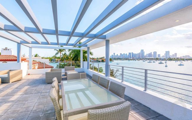 Ultra-Modern luxury waterfront vacation rental home with pool and boat dock in Miami - Villa Manuela - Nomade Villa Collection