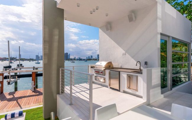 Ultra-Modern luxury waterfront vacation rental home with pool and boat dock in Miami - Villa Manuela - Nomade Villa Collection