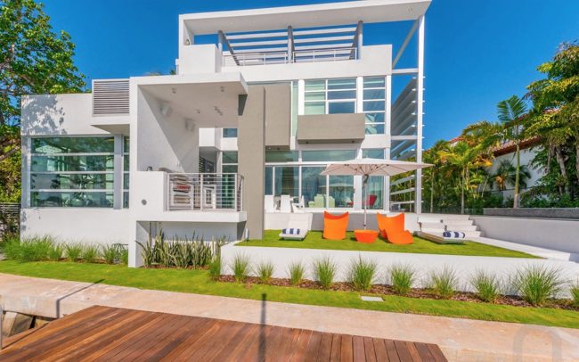 Ultra-Modern luxury waterfront vacation rental home with pool and boat dock in Miami - Villa Manuela - Nomade Villa Collection
